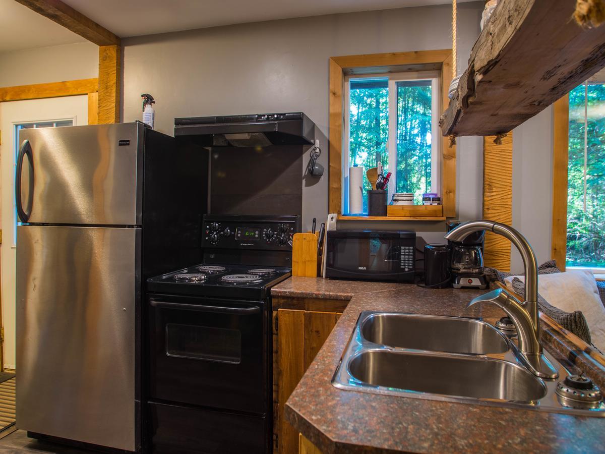 Surfs Inn Rainforest Cottages Ucluelet Esterno foto